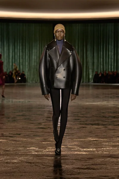 Look 10